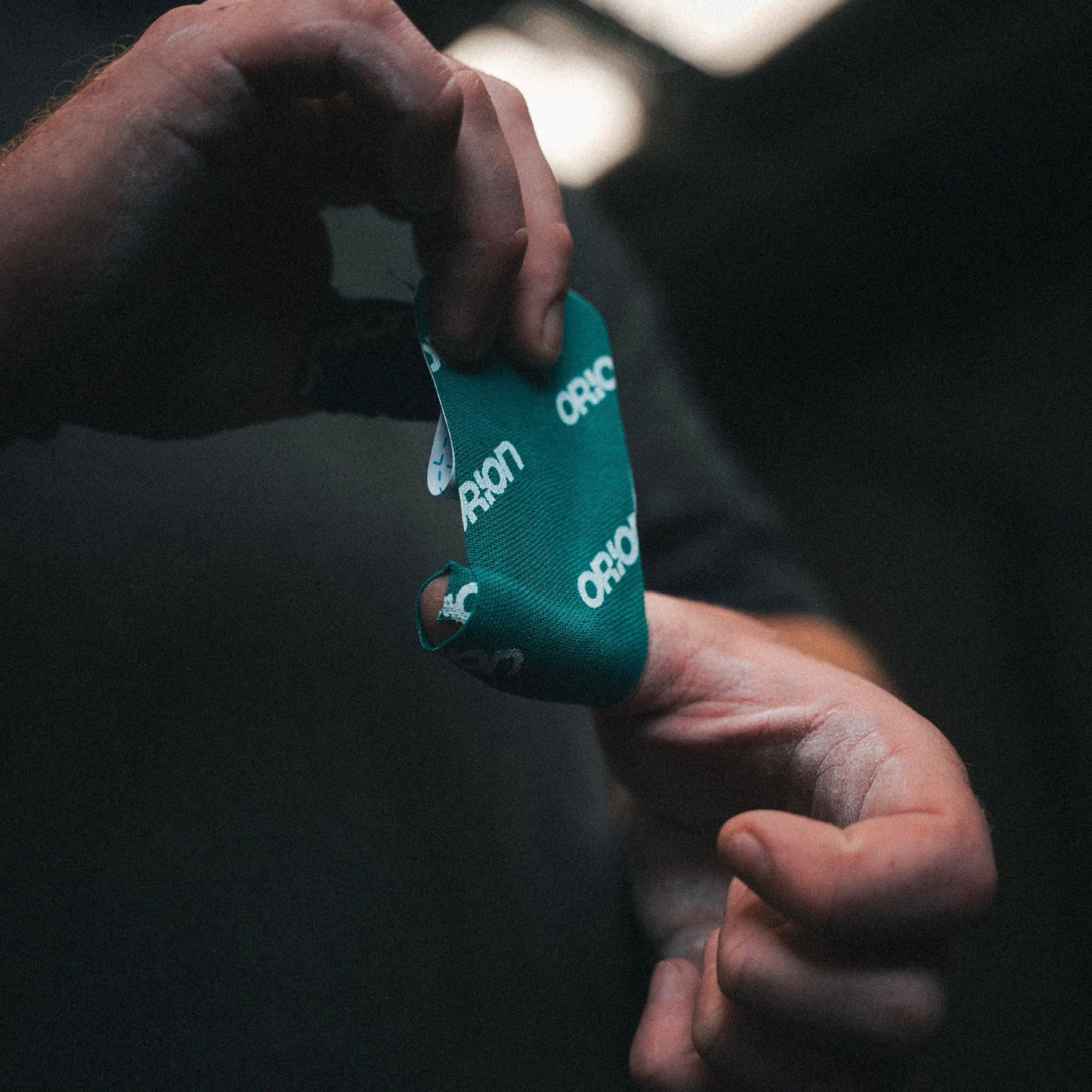 CrossFit finger tape ORION Athletics pré-découpé vert application