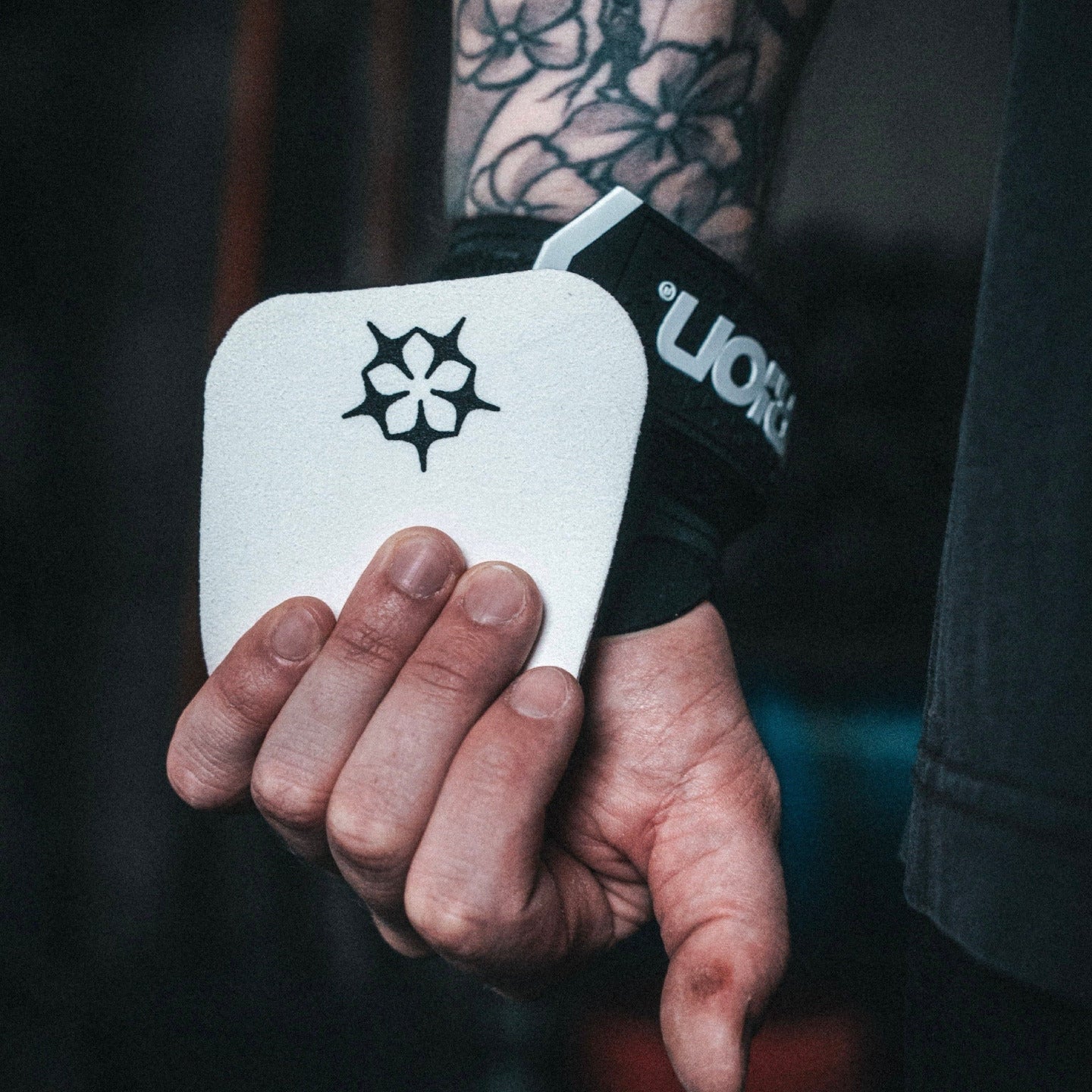 Maniques CrossFit ORION Athletics EDGE Grip noire et blanche protection