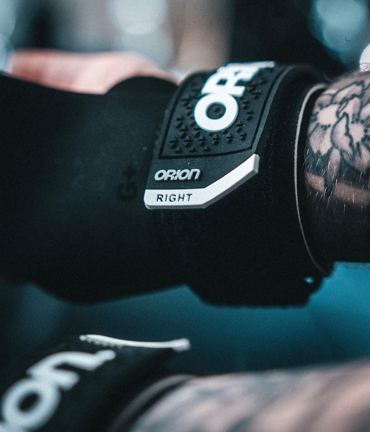 Maniques CrossFit ORION Athletics EDGE Grip noire et blanche détails