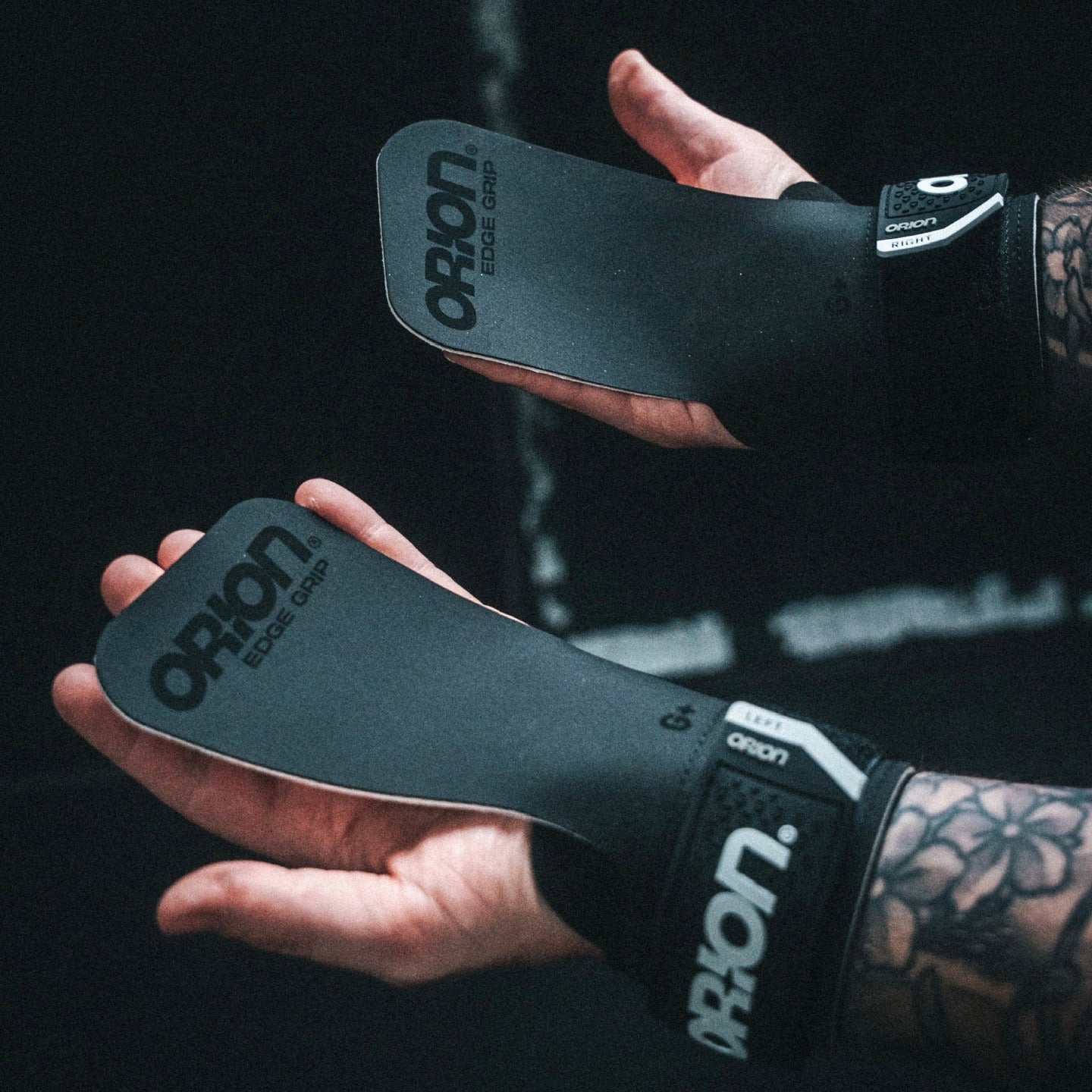 Maniques CrossFit ORION Athletics EDGE Grip noire et blanche revêtement hybride