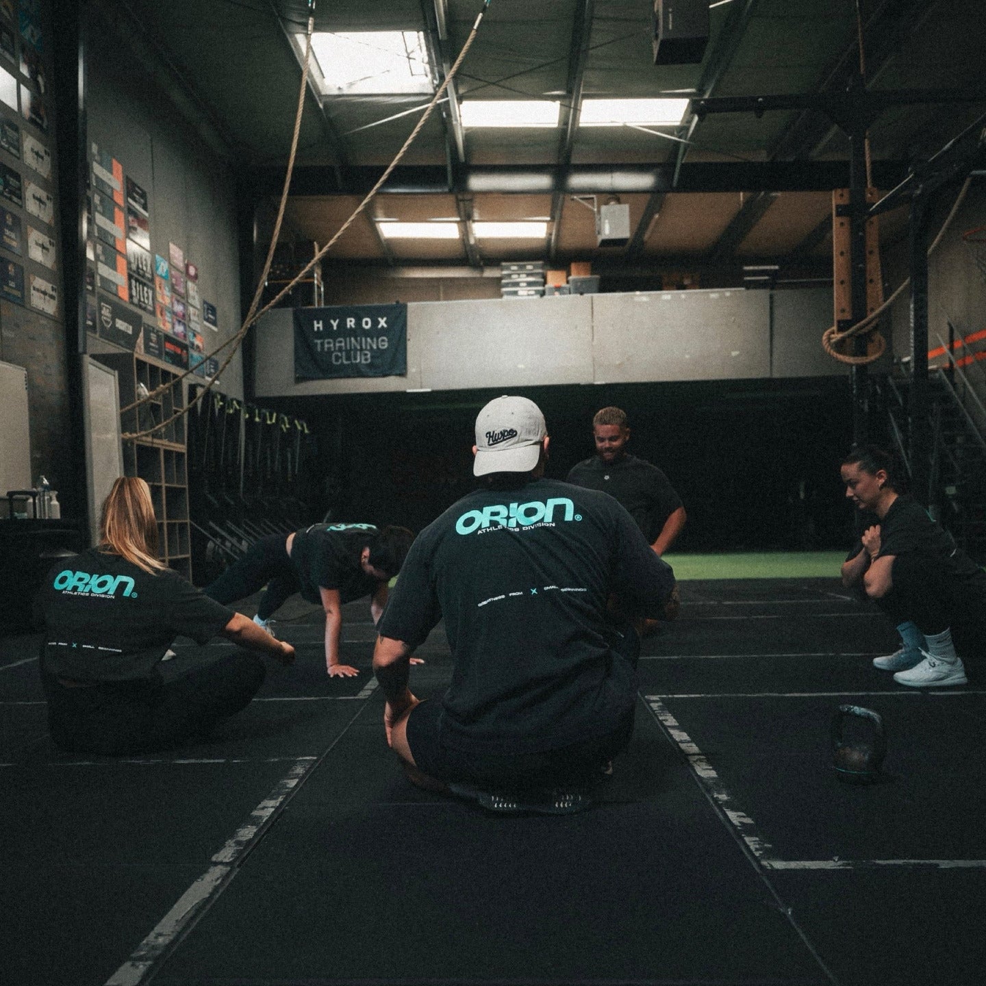 T-shirt CrossFit ORION Athletics noir turquoise groupe athlètes