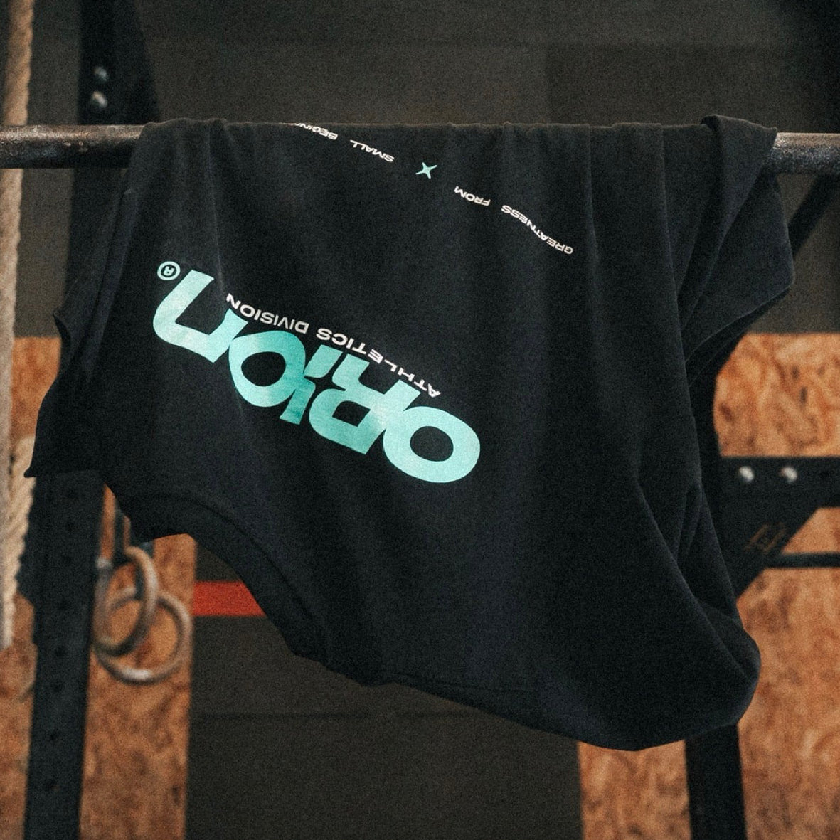 T-shirt CrossFit ORION Athletics noir turquoise flottant